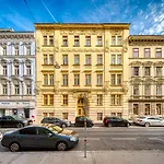 City Apartment With Netflix, Central And Near Metro, 8