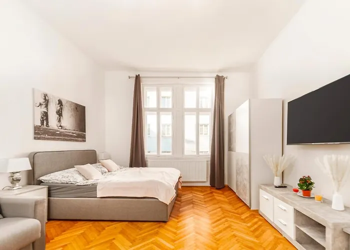 City Apartment With Netflix, Central And Near Metro, 8